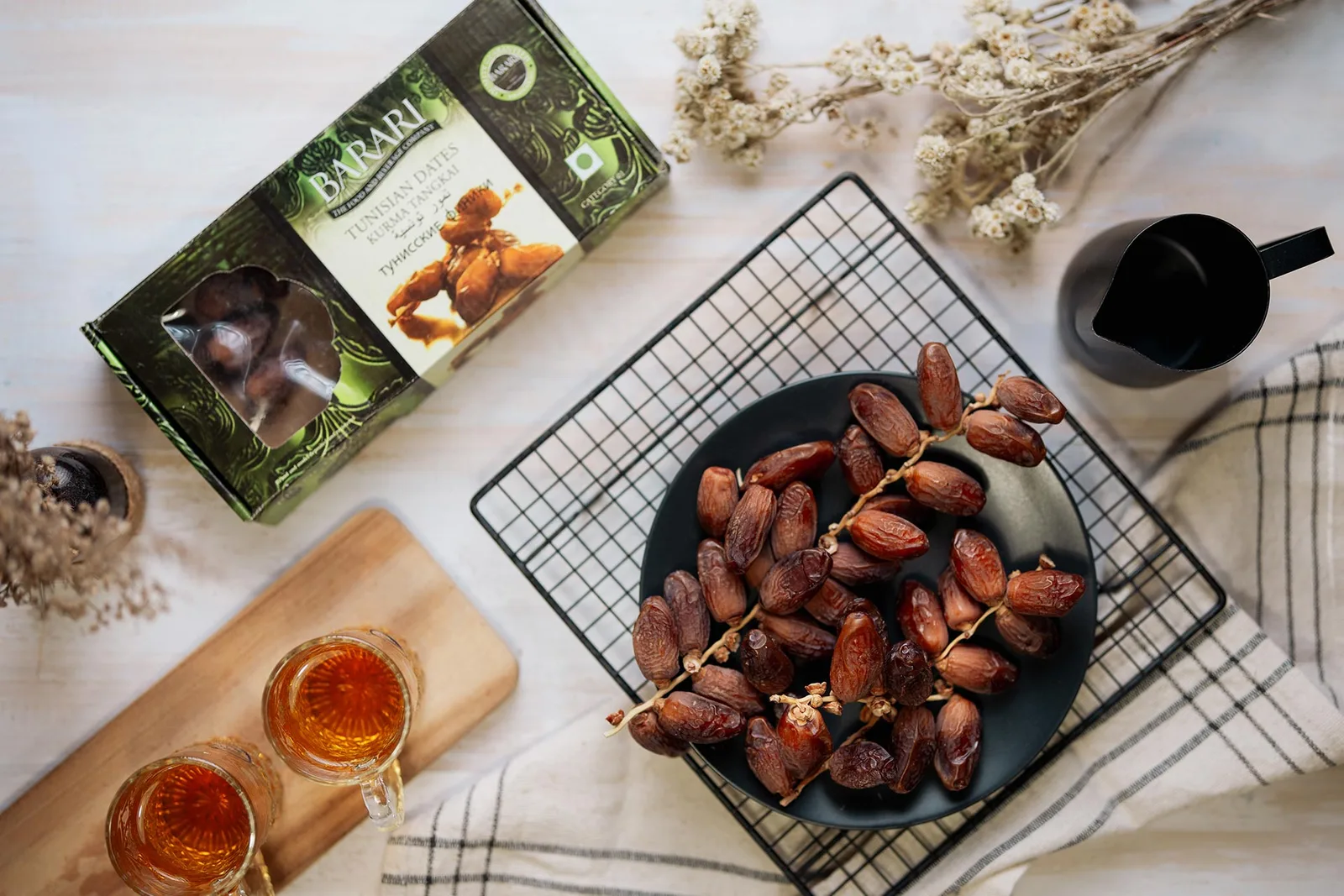 Kurma Barari Tunisia bertangkai dan kotak kemasan premium